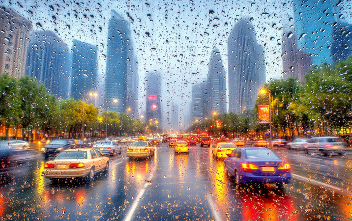 雨夜都市的流动车流