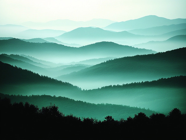 晨雾中的层叠山脉 晨雾中的层叠山脉