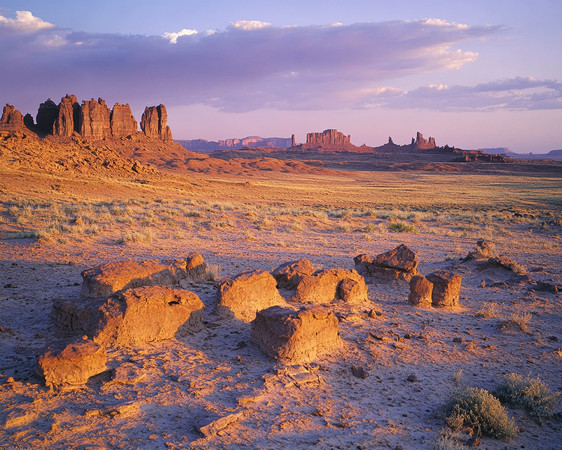 荒漠巨石与远方的孤峰 荒漠巨石与远方的孤峰