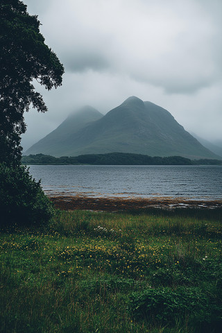 湖畔静谧山峰 湖畔静谧山峰