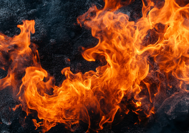 燃烧的火焰在夜空中舞动 燃烧的火焰在夜空中舞动