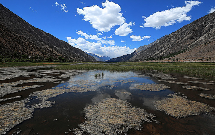 山谷中的天空倒映静静流淌的河流与翠绿植被 山谷中的天空倒映静静流淌的河流与翠绿植被