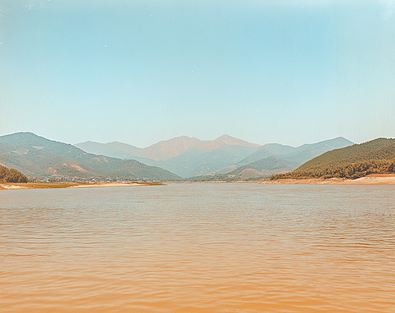 山间宁静的河流金色沙滩上的风景 山间宁静的河流金色沙滩上的风景