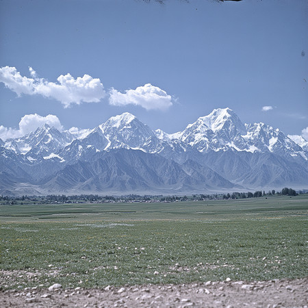 山脉前的宁静草原 山脉前的宁静草原