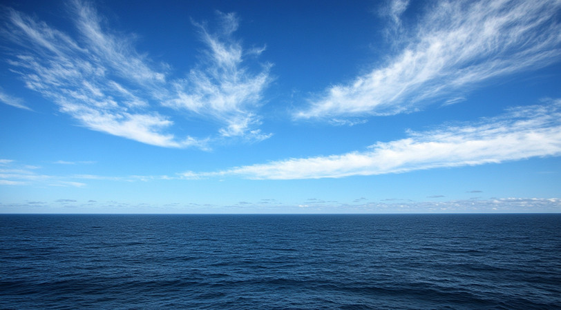 蔚蓝天空下的广阔海面