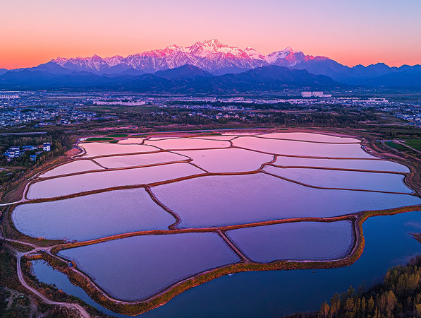 夕阳下的盐田与远山