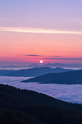 一座有日落和云彩山景