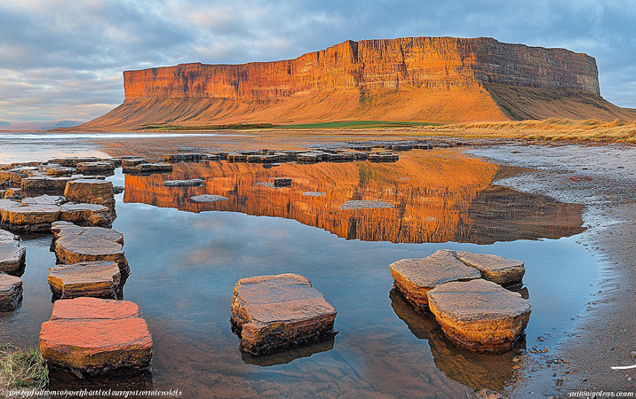 巨石阵倒影在湖水中 巨石阵倒影在湖水中