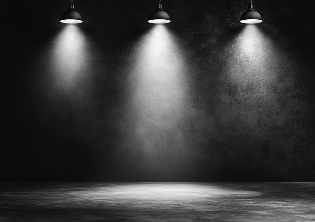 三个聚光灯照亮的空旷舞台 三个聚光灯照亮的空旷舞台