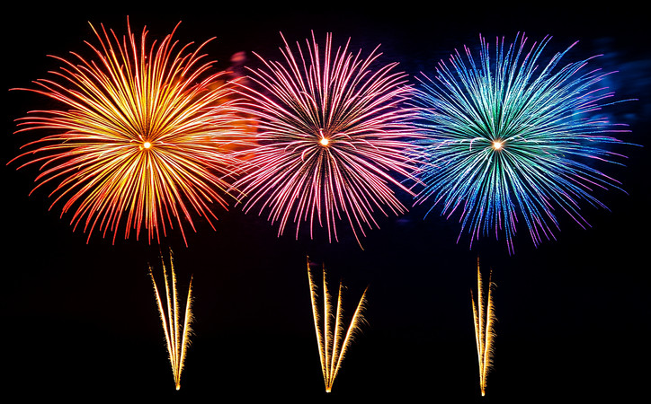 夜空中璀璨绽放的三色烟花 夜空中璀璨绽放的三色烟花
