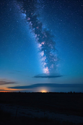 一片天空充满星星的田野的视角