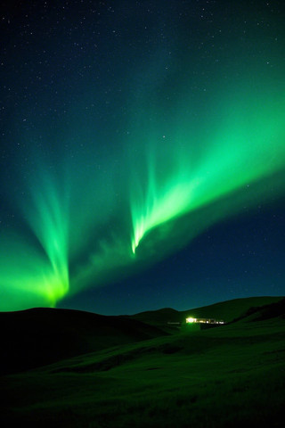 绿色的极光在绿色的田野上方的视野 绿色的极光在绿色的田野上方的视野