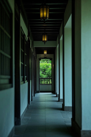 一条长长的走廊天花板上挂着灯