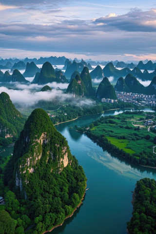 被山脉和山谷包围的河流的景观