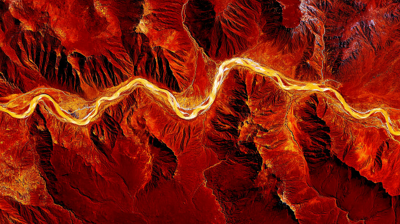 红色地貌中的蜿蜒河流 红色地貌中的蜿蜒河流