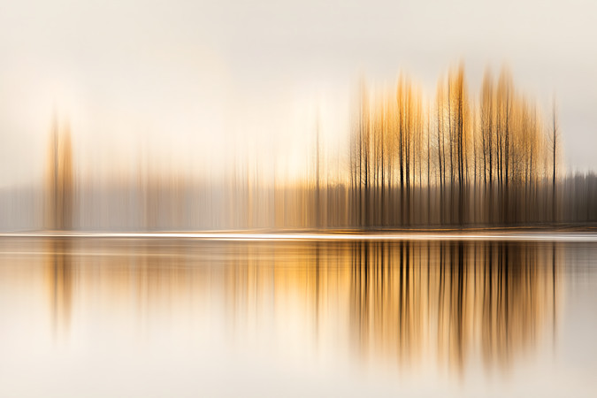 湖面倒影与模糊树林的光影交织 湖面倒影与模糊树林的光影交织