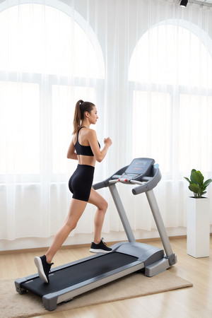 美女在跑步机上做运动