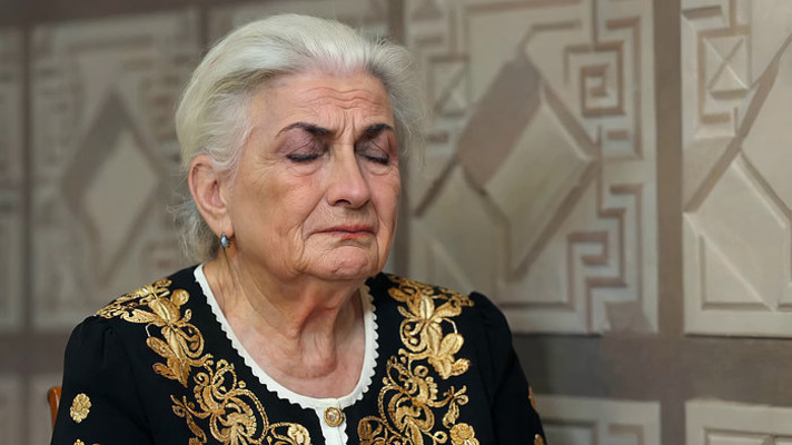 白发老年女性低头神情忧伤