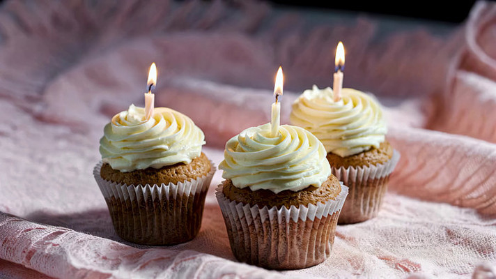带蜡烛装饰的纸杯蛋糕特写 带蜡烛装饰的纸杯蛋糕特写