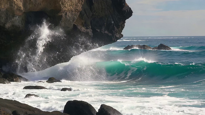海浪拍打岸边岩石景象 海浪拍打岸边岩石景象