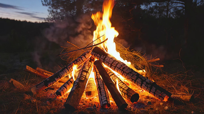 户外燃烧的篝火素材 户外燃烧的篝火素材