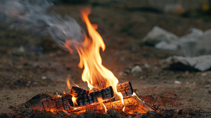 户外燃烧的木柴火焰特写 户外燃烧的木柴火焰特写