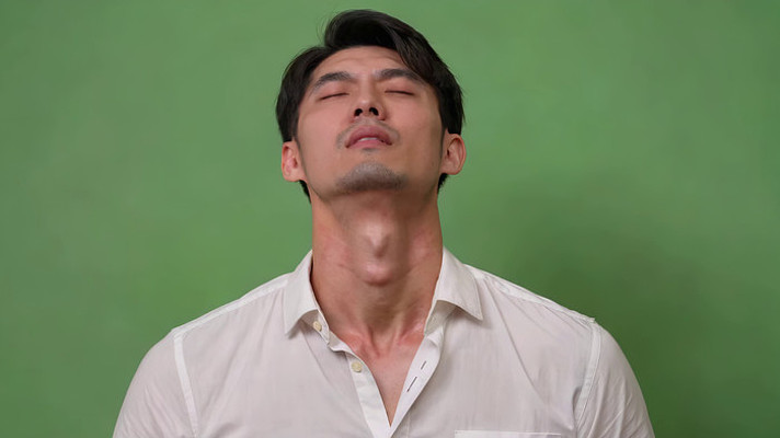 男士绿幕前闭眼仰头画面