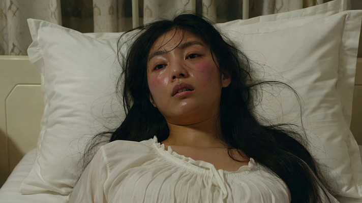 女子卧床闭眼休息画面 女子卧床闭眼休息画面