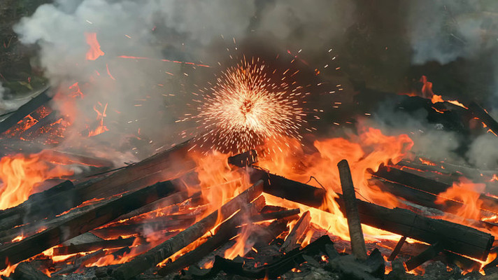 燃烧的篝火火焰特写 燃烧的篝火火焰特写