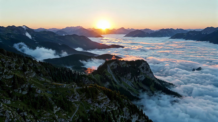 山脉云海日出全景 山脉云海日出全景