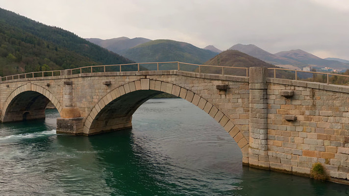 山水间的石拱桥全景 山水间的石拱桥全景