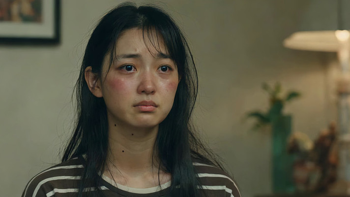 室内哭泣的年轻女性 室内哭泣的年轻女性