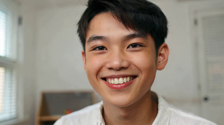 室内男子微笑特写 室内男子微笑特写