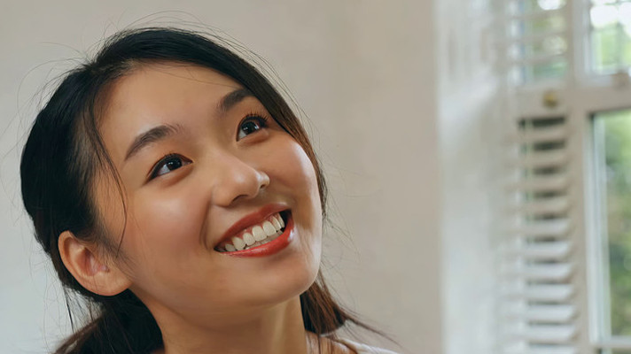 室内微笑女性特写 室内微笑女性特写