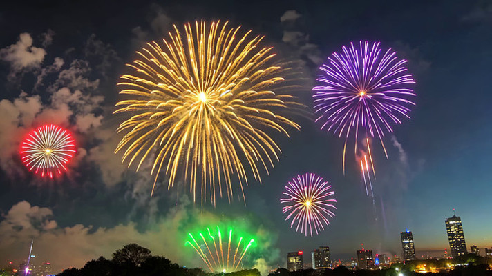 城市夜空绽放的多彩烟花 城市夜空绽放的多彩烟花