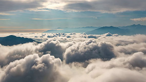高空俯瞰云海山峦景观
