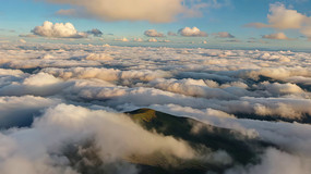 高空俯瞰云海与山峦景观