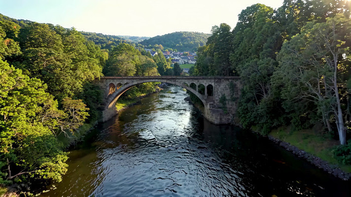 河流上的石桥与周边自然风光 河流上的石桥与周边自然风光