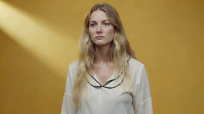 金发女子黄色背景前特写 金发女子黄色背景前特写