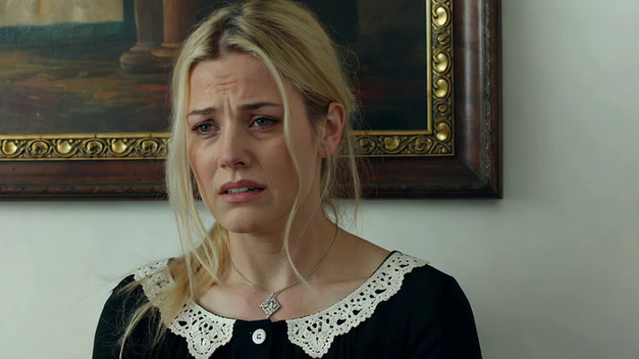 金发女子面露愁容 金发女子面露愁容