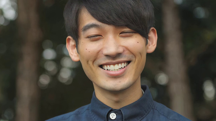 男子户外微笑特写 男子户外微笑特写