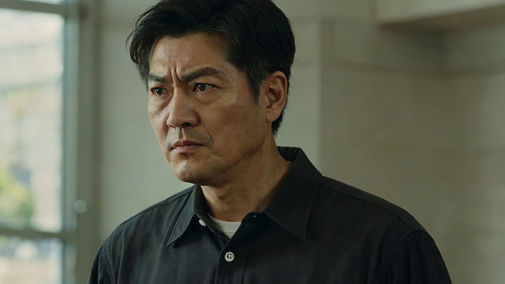 男子室内神情严肃特写 男子室内神情严肃特写