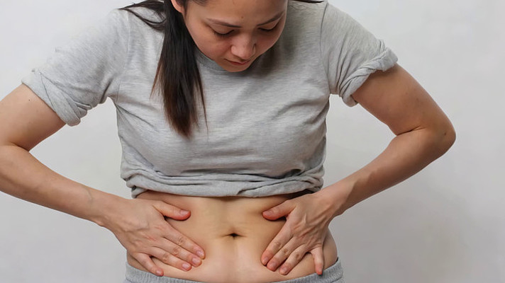 女性查看自己腹部素材