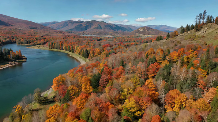 秋季山林河流全景 秋季山林河流全景