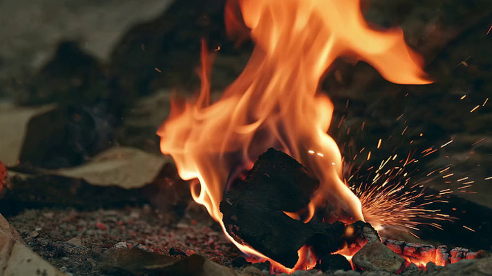 燃烧的火焰与炭火特写 燃烧的火焰与炭火特写