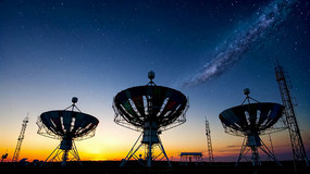 日落星空下的卫星天线