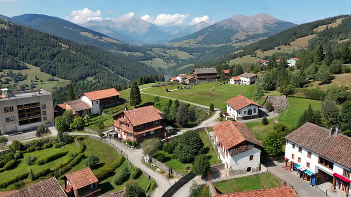 山间村庄自然风光俯瞰 山间村庄自然风光俯瞰