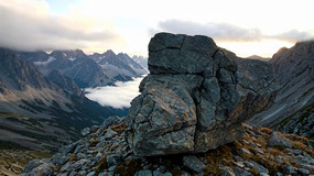 山间巨石与远景山脉景观