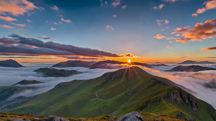 山间日出云海景观 山间日出云海景观