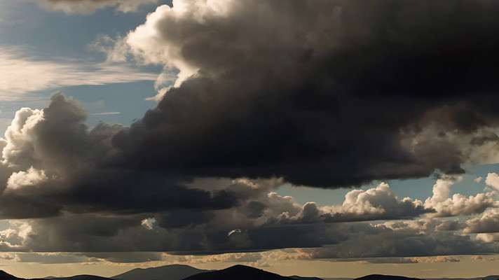 天空中形态各异的云朵 天空中形态各异的云朵